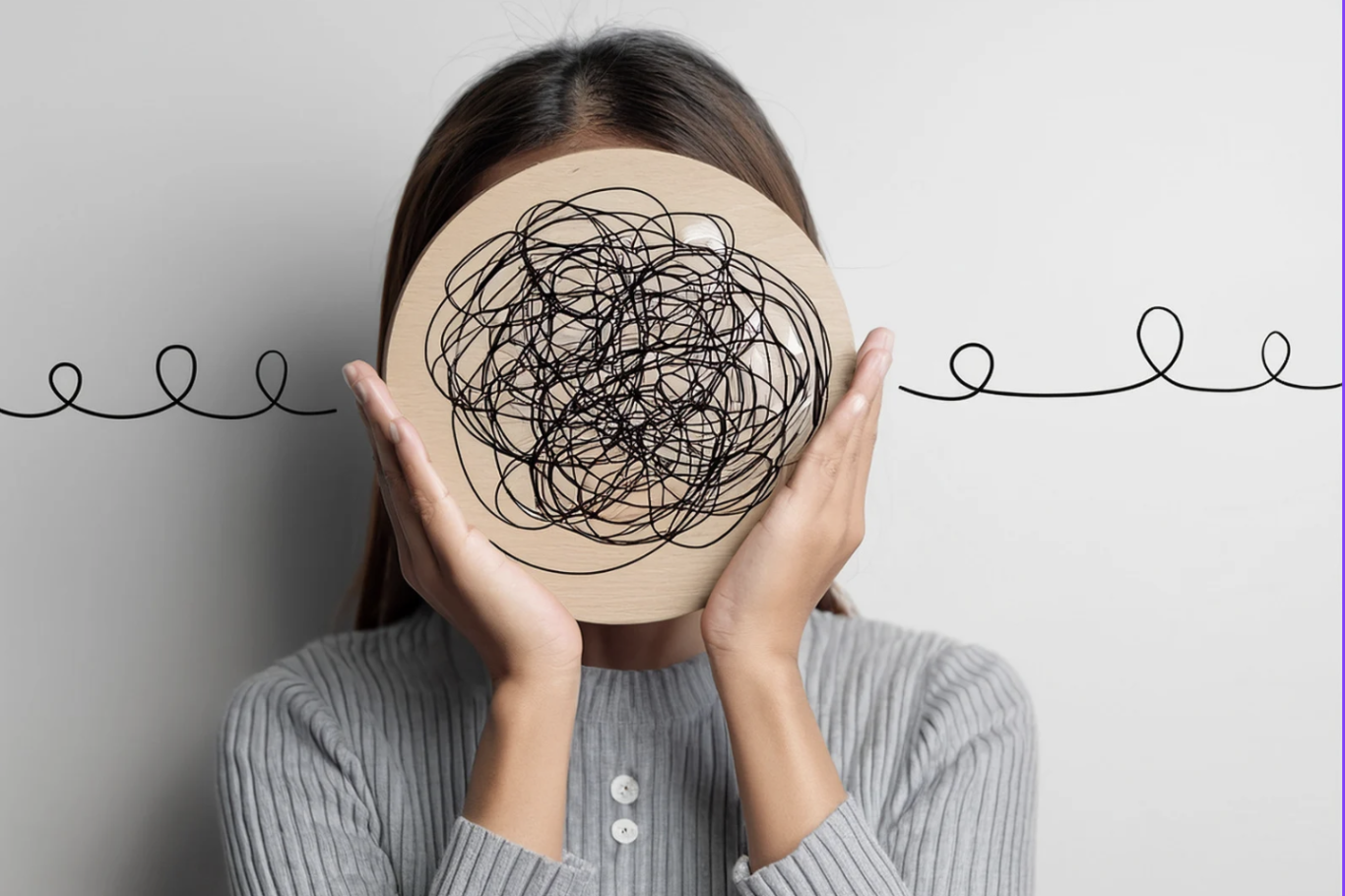 Femme tenant un plateau en bois avec des gribouillis, symbole de confusion ou de désordre.